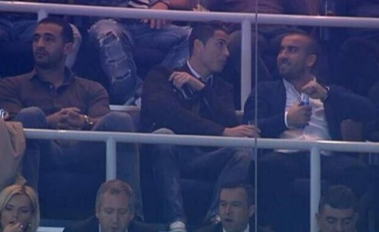 El boxeador junto a CR7 en un sector de palco del estadio Santiago Bernabéu.