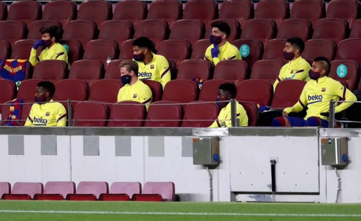 Los jugadores suplentes del Barcelona en las gradas del Camp Nou.