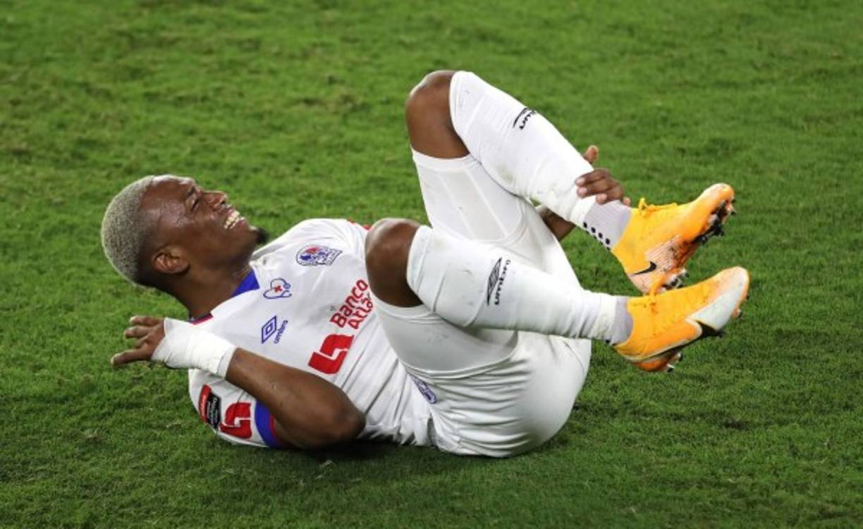 Deiby Flores se duele en el suelo tras recibir una falta.