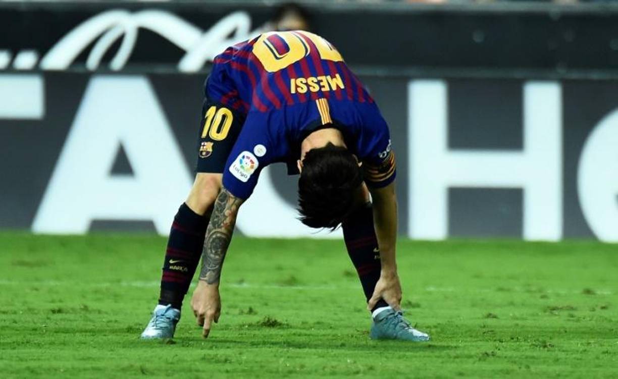 “Me pasa seguido en los partidos, en las prácticas, en mi casa. No sé bien qué es, me hice miles de estudios y me pasa... Intento tomar algunas pastillas, me empieza a agarrar y termino casi vomitando”, señaló en su momento Lionel Messi al mencionar los vómitos que sufría en cada juego.