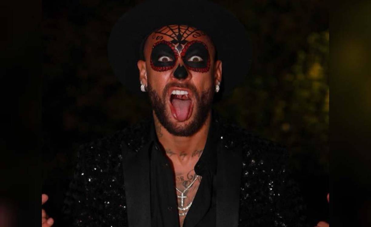 Neymar: El atacante brasileño del PSG eligió llevar el famoso maquillaje de calavera que suele utilizarse en otra gran fiesta tradicional, la del “Día de los Muertos” en México.