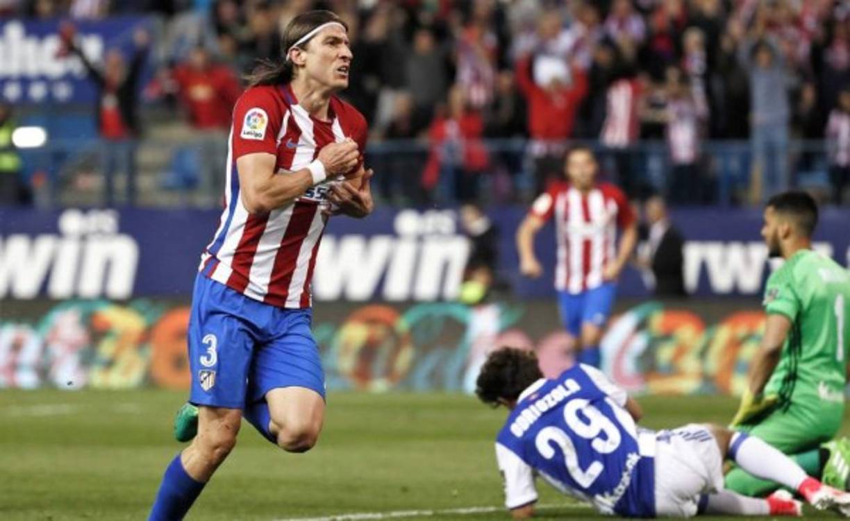 Filipe Luis está muy cerca de abandonar la disciplina del Atlético de Madrid y el París Saint Germain es el equipo que lo quiere fichar. El club madrileño confirma que dejaría salir al brasileño si el PSG paga entre 15-20 millones de euros.