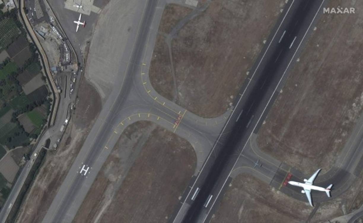 Los vuelos comerciales fueron suspendidos y se espera se restablezcan cuando se retome el control dentro del aeropuerto.