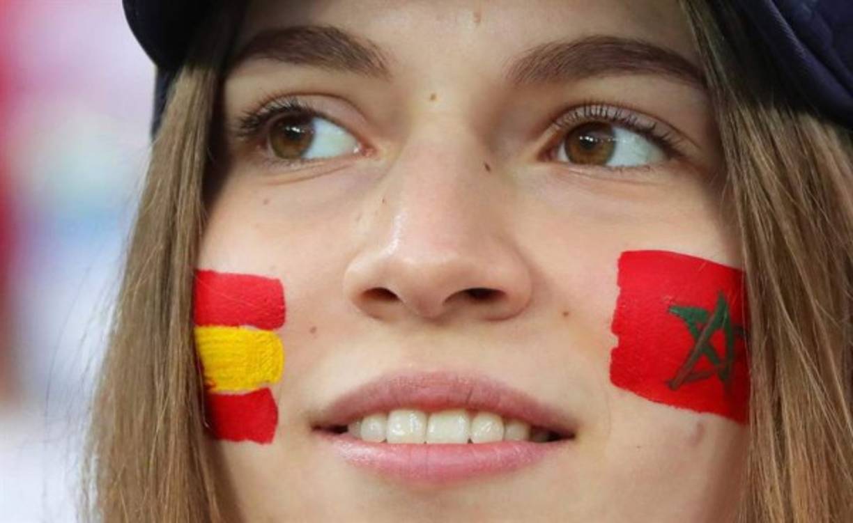 Ella llevó las dos bandera, a saber de qué país es, pero de que está hermosa...