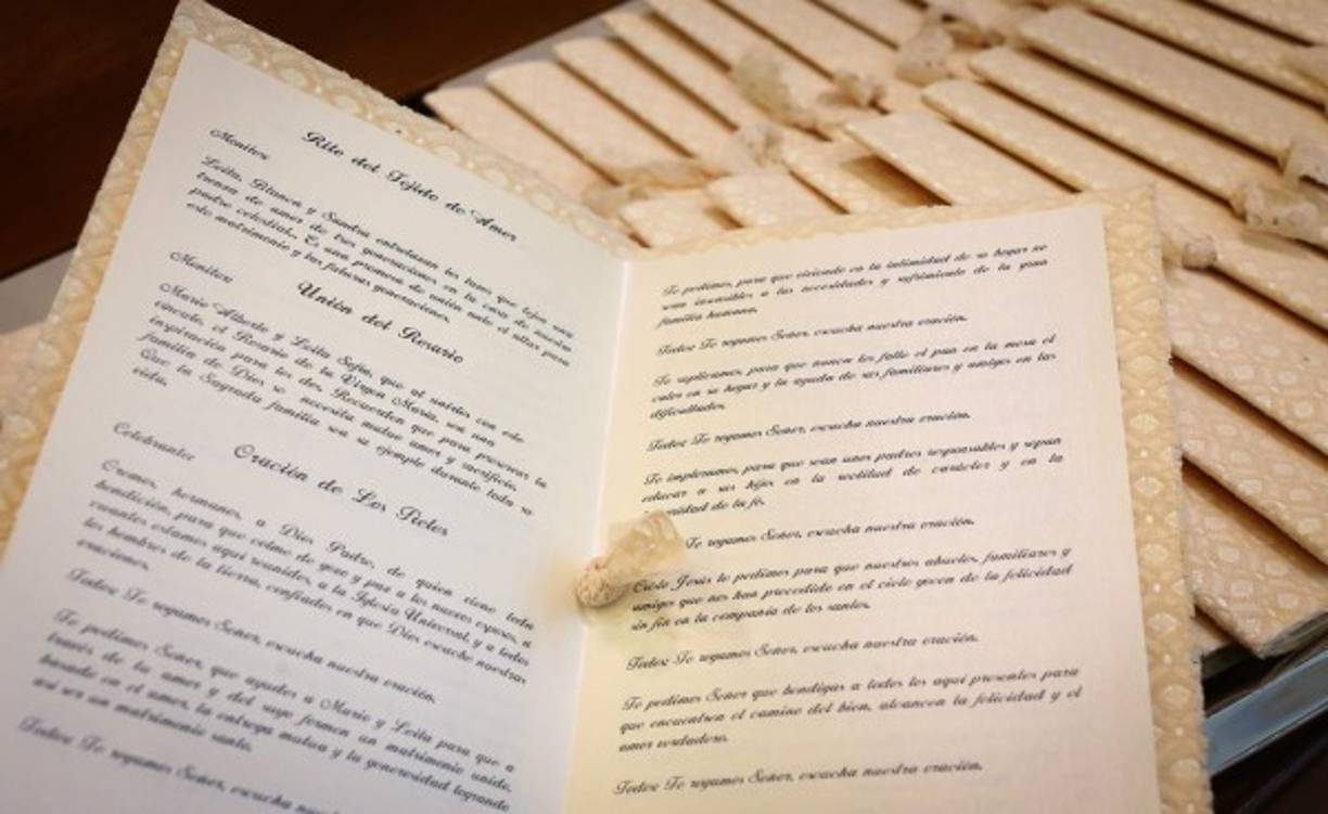 Los misales fusionaron hermosas lecturas bíblicas que la feligresía convocada siguió al pie de la letra durante una hora de misa nupcial.