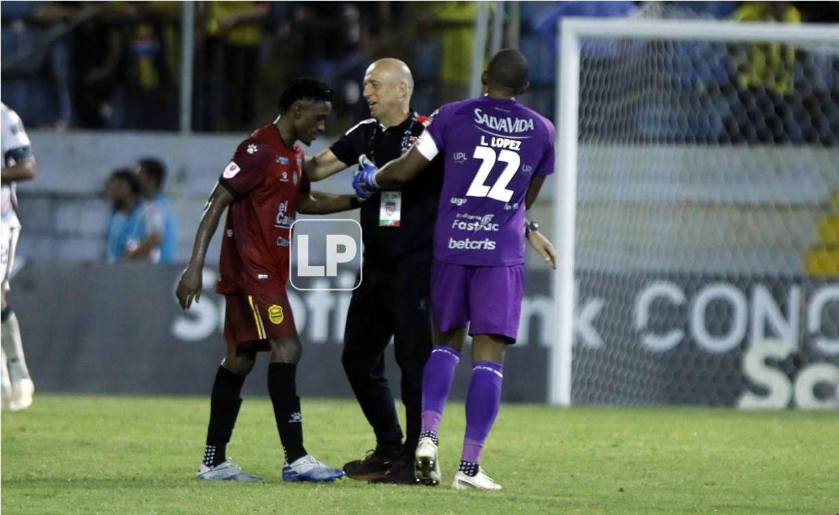 Al final del partido, Fabián Coito tuvo un gran detalle y se acercó a saludar a los jugadores del Real España. Dirigió a algunos en la Selección de Honduras.