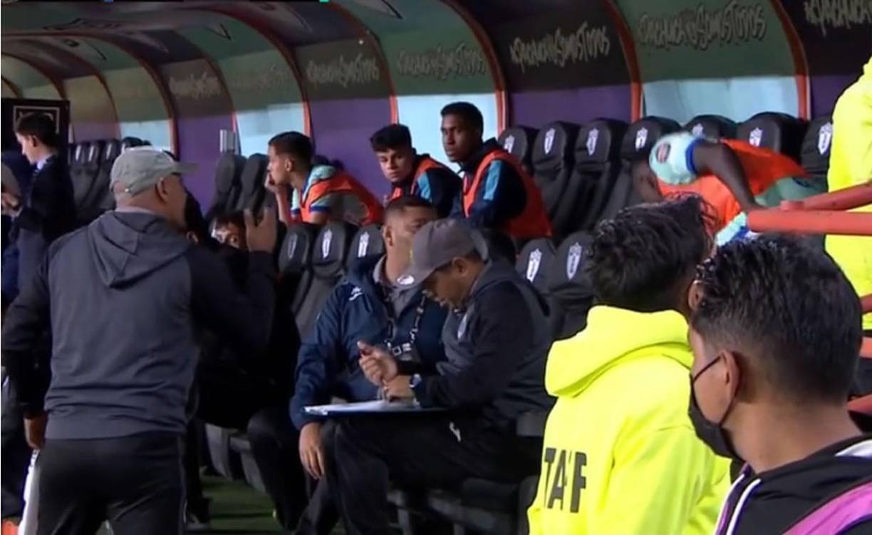 Ninrod Medina le dio una charla a Carlos Mejía antes de mandarlo al campo en lugar de Iván López.