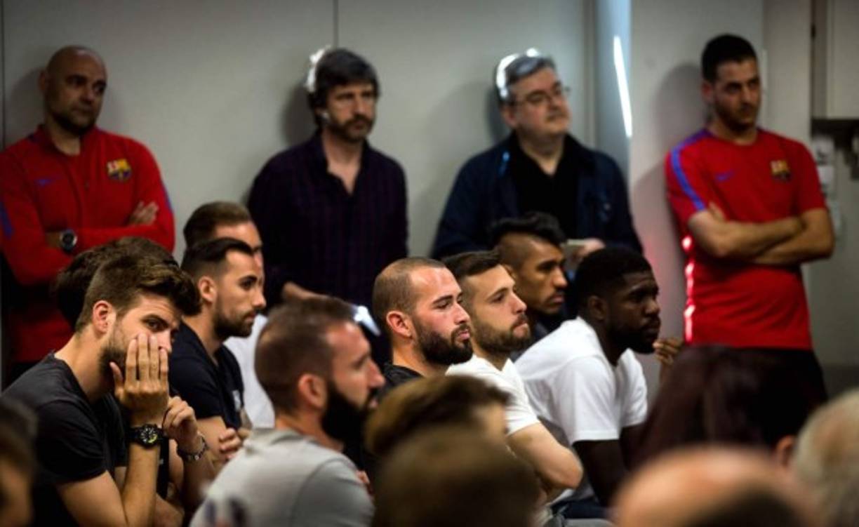 Lionel Messi y Luis Suárez no estuvieron presente en la despedida de Iniesta. El club blaugrana ha asegurado que la ausencia de los dos sudamericanos se ha debido a motivos personales que no han podido cancelar por el poco tiempo de previsión con el que se ha anunciado el acto.