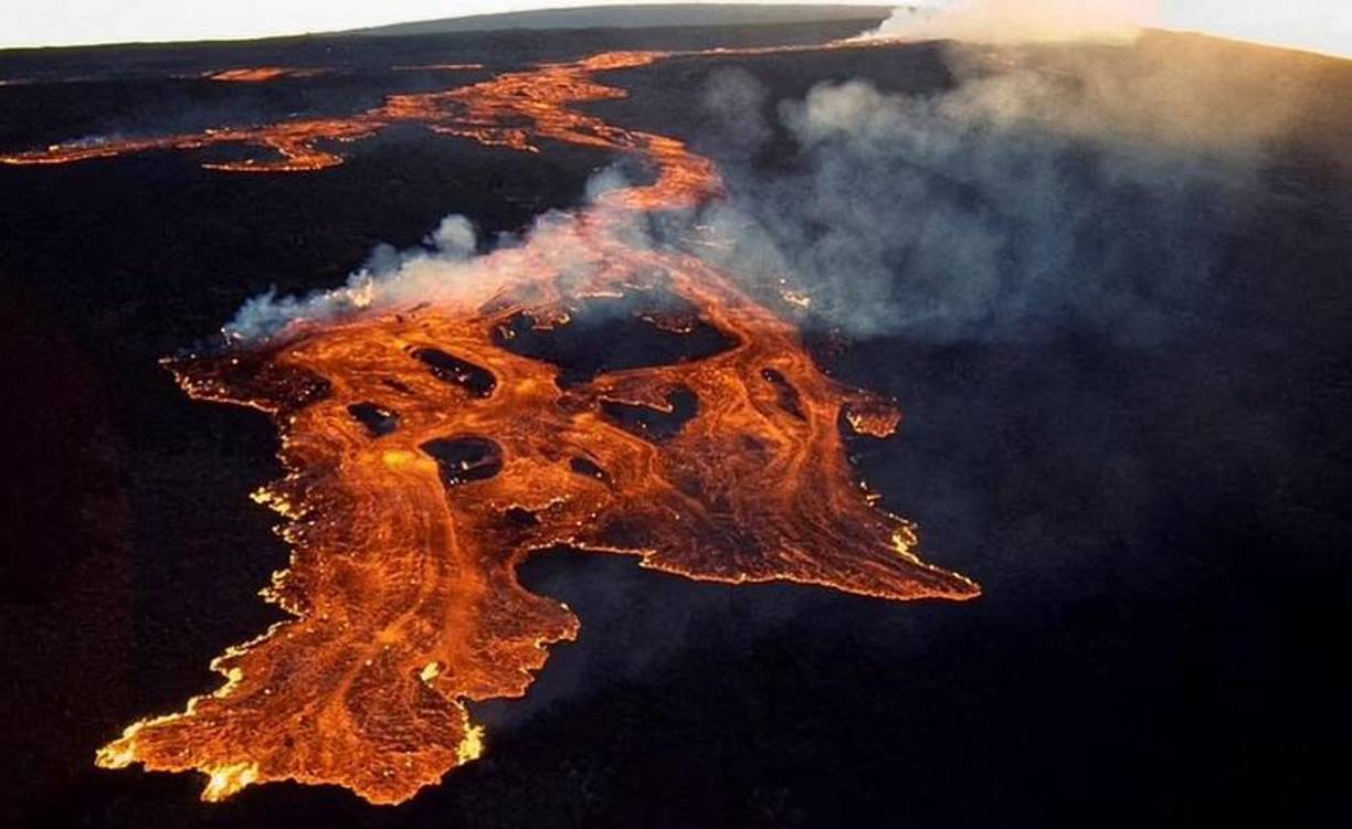 El despacho dijo que por ahora las personas viviendo abajo de la zona de erupción no estaban bajo amenaza, pero advirtió que el volcán era volátil.