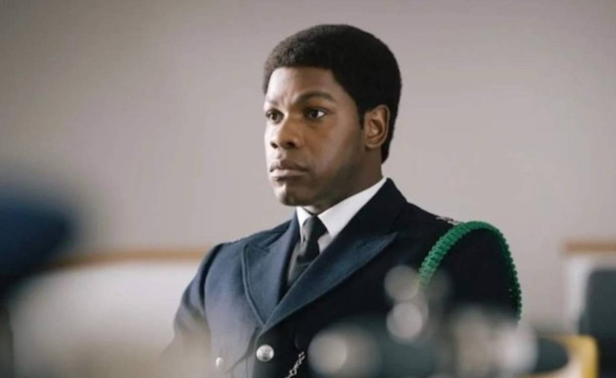 Small Axe<br/><br/>De los cinco capítulos que componen la serie 'Small Axe' (Amazon Prime Video) muchos críticos consideraron 'Lovers Rock' como la mejor película de 2020. Y es que la producción de Steve McQueen no es una serie al uso, ni mucho menos.<br/><br/>El proyecto más arriesgado de McQueen es un fresco sobre el racismo sufrido por la comunidad negra británica y un homenaje del realizador a sus raíces antillanas. Una apabullante demostración de estilo cinematográfico y una denuncia social incontestable.<br/>