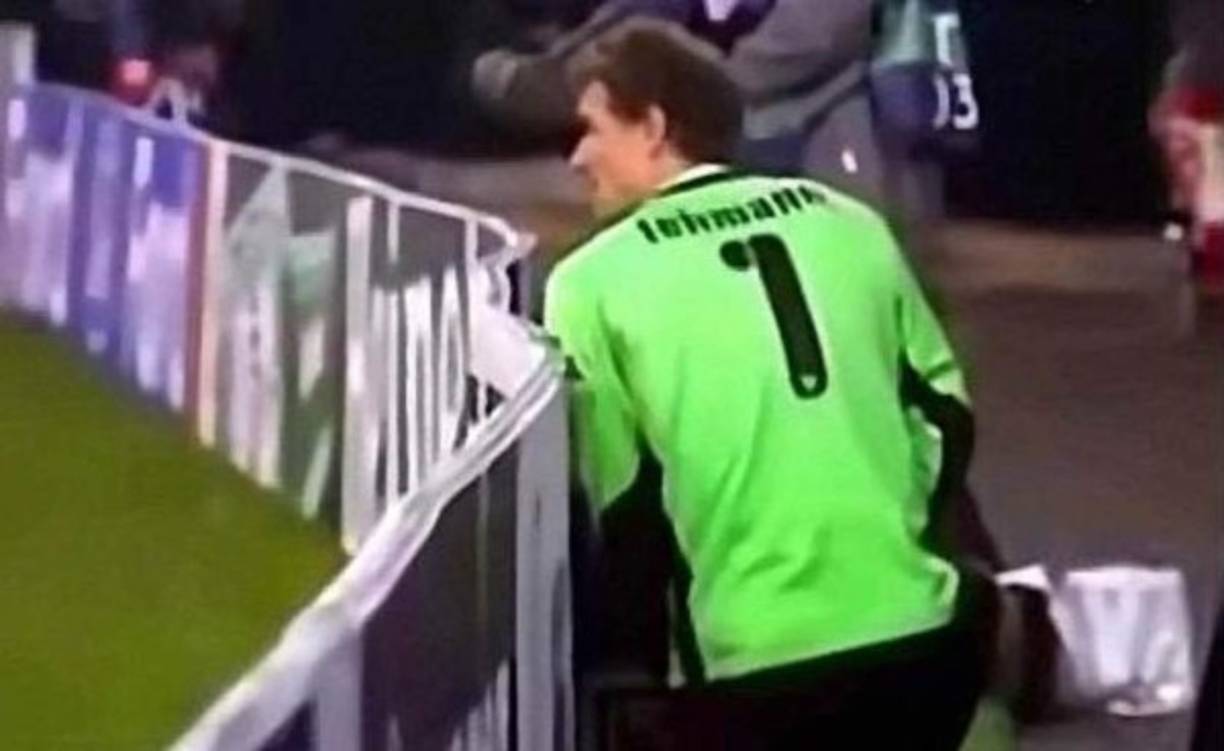 Jens Lehmann: Cuando el guardameta alemán jugaba para el Stuttgart en 2009, Lehmann tuvo que orinar detrás de una valla publicitaria en un encuentro de la Bundesliga. Por fortuna en el lapso de tiempo que dejó la portería vacía el equipo contrario no anotó gol.