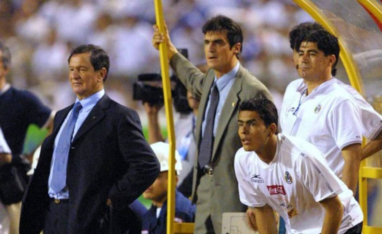 “Ojitos” Meza sufrió en el banco de México una dura derrota contra Honduras en esa eliminatoria.