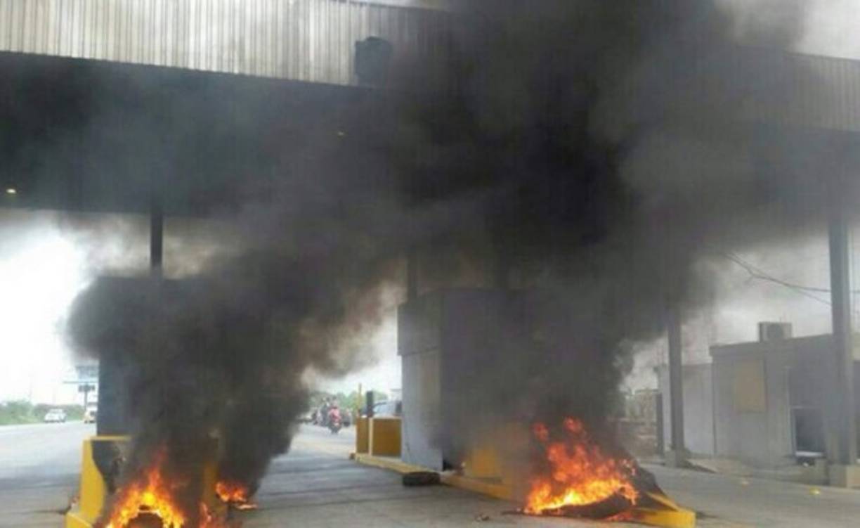 El Cuerpo de Bomberos de Honduras llegó al lugar para intentar apagar el fuego, pero aseguraron que las casetas quedaron prácticamente destruidas.