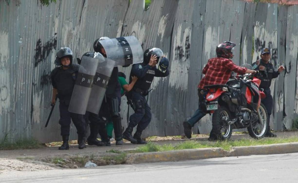 Un motociclista quedó atrapado en medio del cruce de piedras que los manifestantes tiraron a la policía.