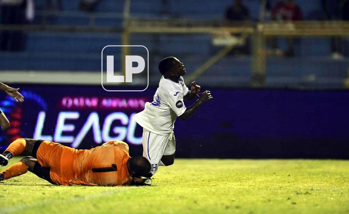 Edwin Solani Solano buscó el penal en esta acción con el portero Eloy Room.