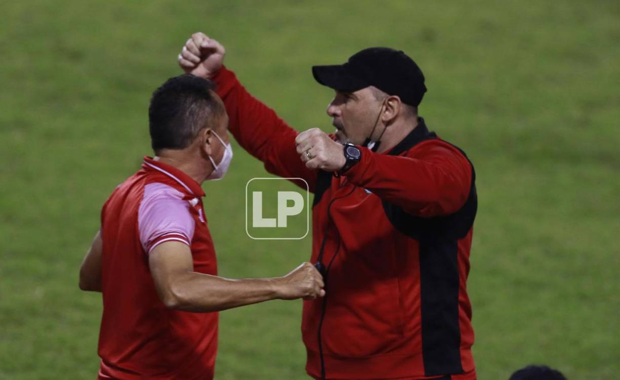 El festejo de un eufórico ‘Tato‘ García con su asistente Jorge Pineda al final del partido.