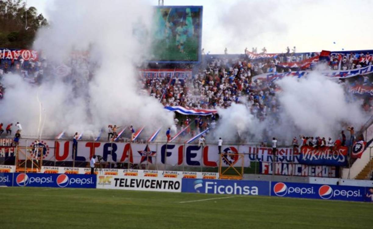 Los aficionados del Olimpia, previo al inicio del partido.