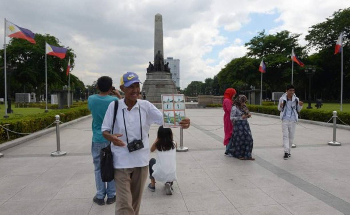 Con cámaras de hace medio siglo y ampliadoras de negativos, los fotógrafos de los parques de las principales ciudades del mundo siguen luchando por sobrevivir en la era digital.