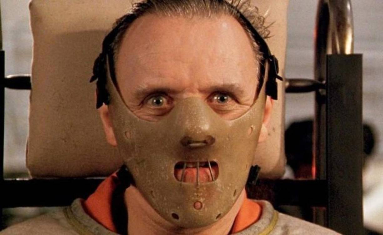 Hannibal Lecter<br/><br/>Es uno de los personajes de la película El silencio de los corderos, adaptación de una novela de título homónimo del escritor Thomas Harris.<br/>Lecter (Anthony Hopkins) es un psiquiatra forense que se halla recluido por canibalismo y asesinato, recibe la visita de una investigadora del FBI para que le ayude en el caso de un asesino en serie de mujeres. Una vez que la mujer llega a donde Lecter, este comienza a jugar con la mente de ella con el único objetivo de encontrar una oportunidad para escapar.<br/><br/>El elegante e inteligente personaje de Lecter, fue incluido en la lista que realizó el American Film Institute (AFI) de 100 héroes y villanos del cine, ocupando el puesto número '1' a mejor villano.
