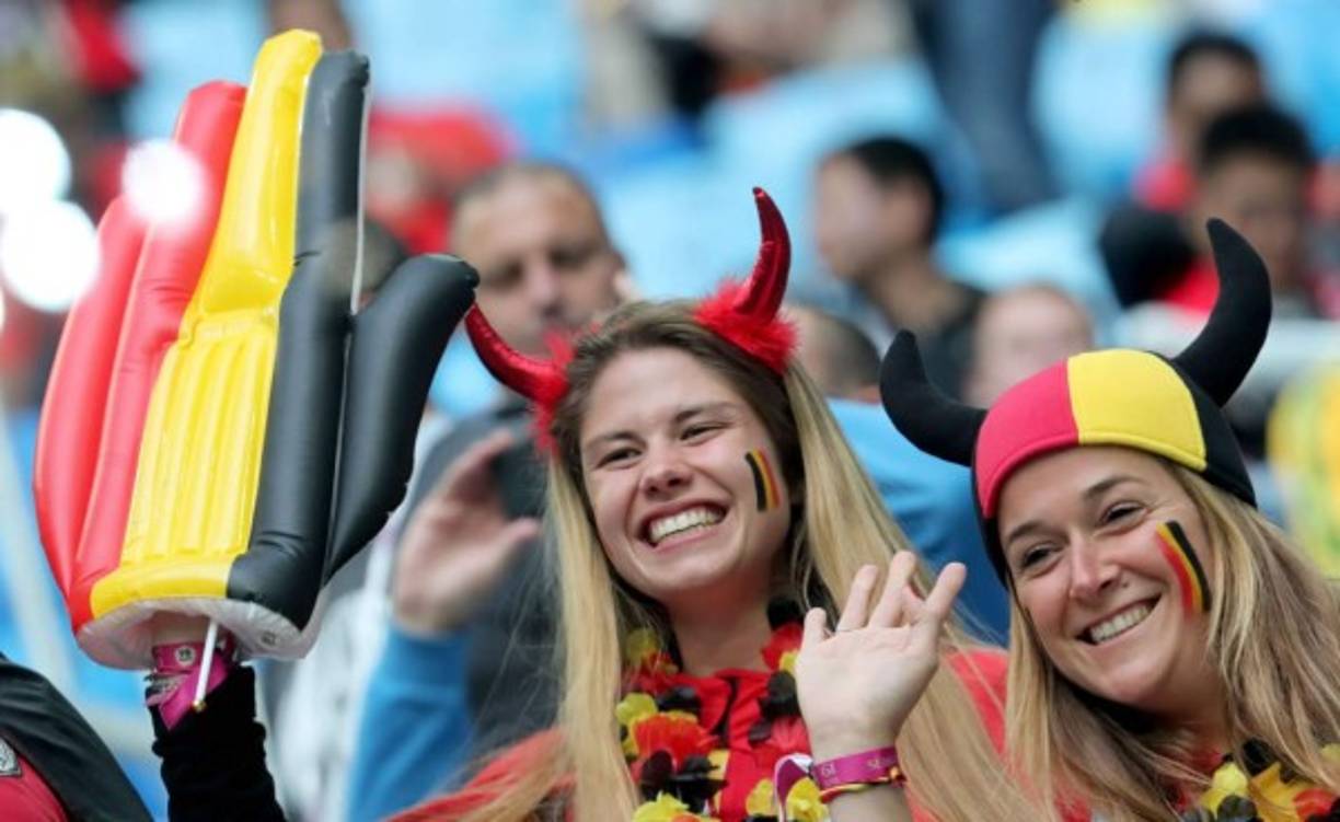 Aficionadas de Bélgica apoyando a su selección ante Francia.