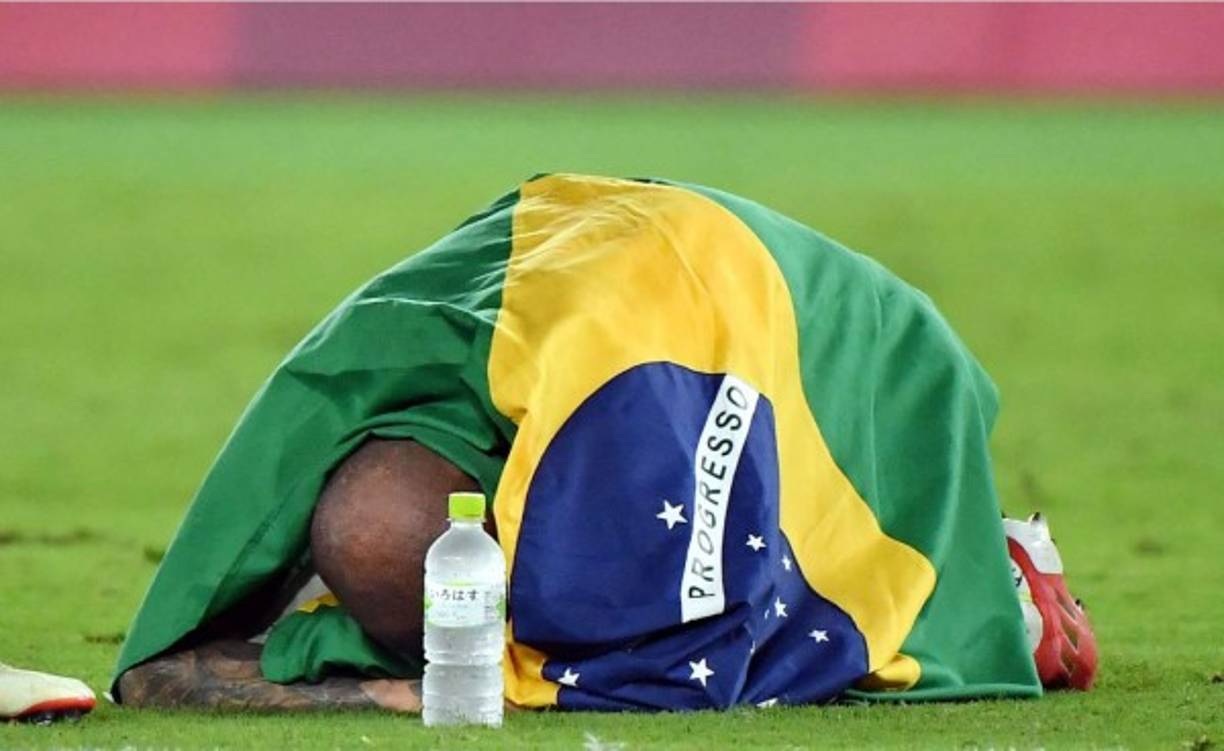 Arropado con la bandera de Brasil, así celebró muy emocionado Dani Alves.