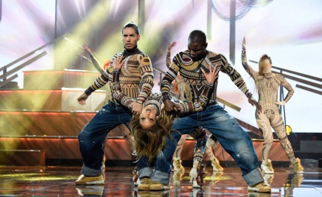 'Esta noche no se trata de mí, se trata de la música. Y este año la música me dio ganas de bailar,' declaró antes de bailar siete minutos popurrí de los mayores éxitos del año.