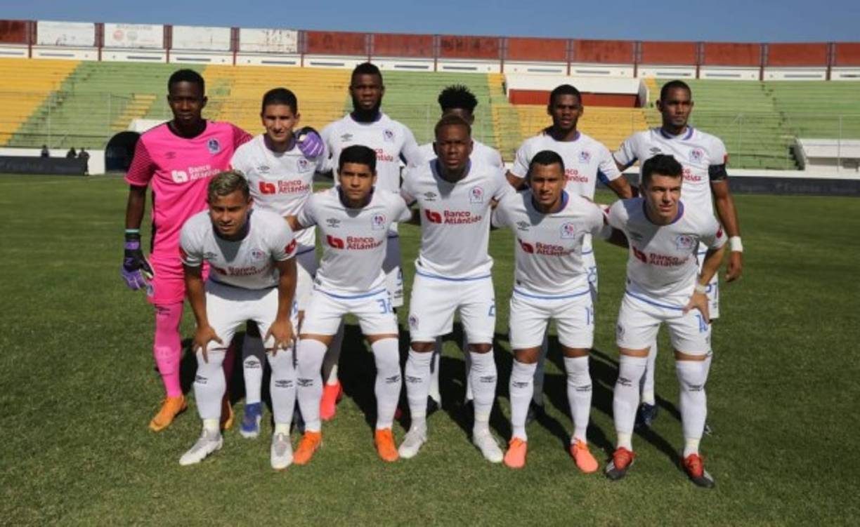 El 11 titular de Olimpia posando antes del clásico ante Motagua.