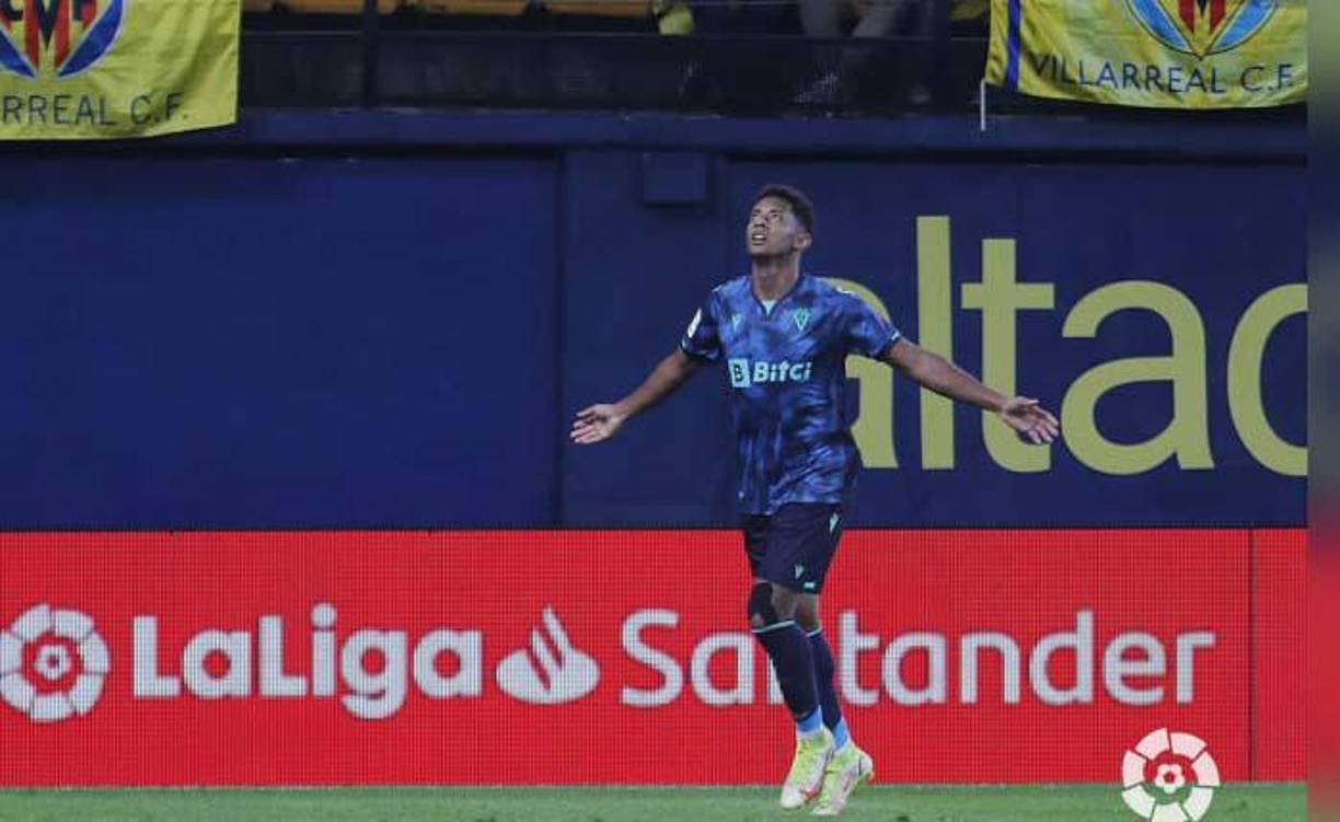 Y luego llegó eñ hat-trick del hondureño... Se jugaba el minuto 51, enorme contragolpe de Isaac Carcelén que habilitó a Antony Lozano y con un gran derechazo mandó la esférica al fondo de las redes.