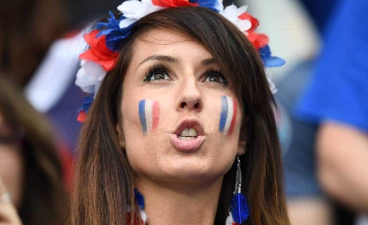 Francia es una de las favoritas para ganar la Eurocopa. Y en las graderías la belleza de las aficionadas nos han hecho palpitar el corazón.