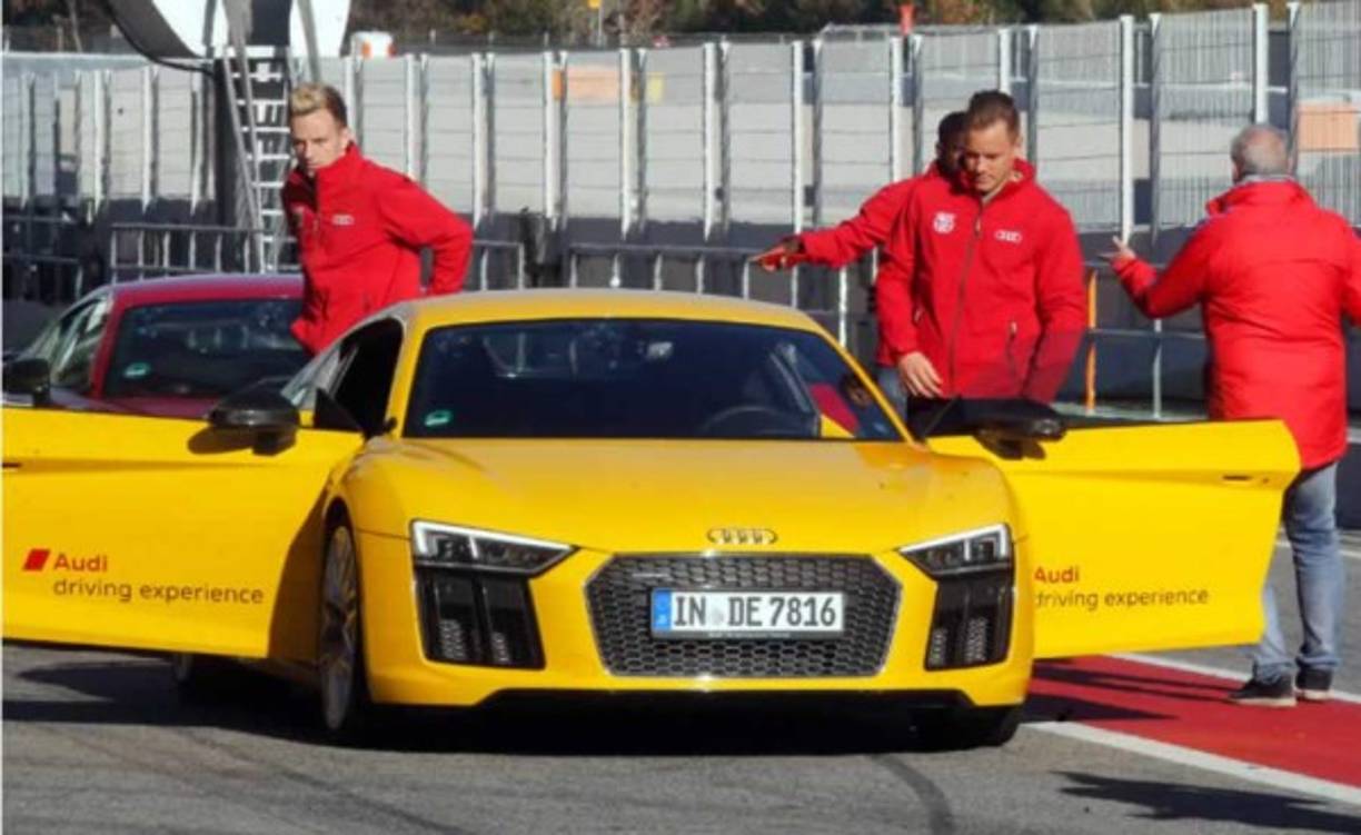 Los jugadores del Barcelona tuvieron la posibiliadd de rodar con los Audi en la pista de Montmeló.