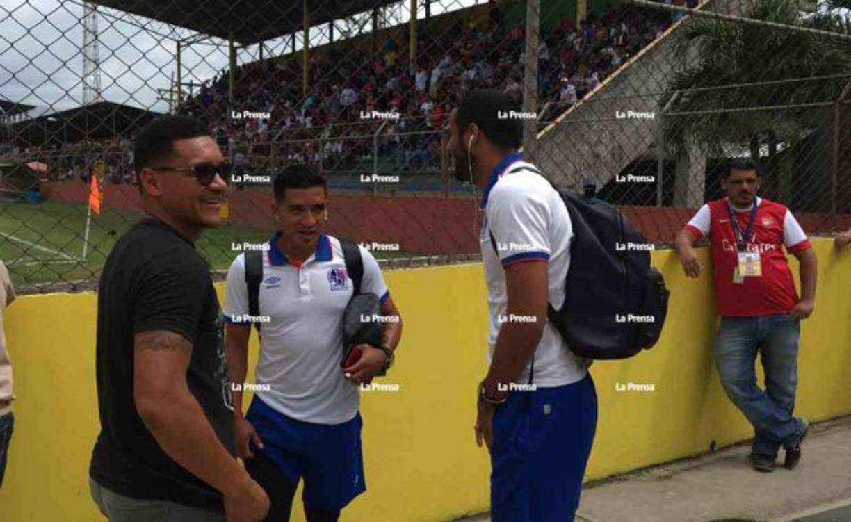 Carlos Will Mejía sorprendió al llegar a visitar a sus ex compañeros del Olimpia. El jugador fue separado y en estos momentos está sin equipo.