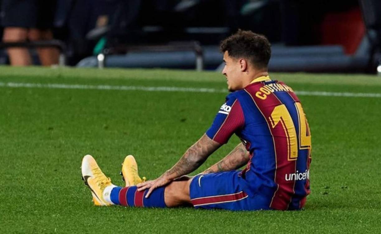 Philippe Coutinho está también en la puerta de salida, pero para irse del Barcelona deberá rebajarse el sueldo. El brasileño es el tercer jugador con el sueldo más alto de la plantilla azulgrana, ganando 24 millones de euros al año.