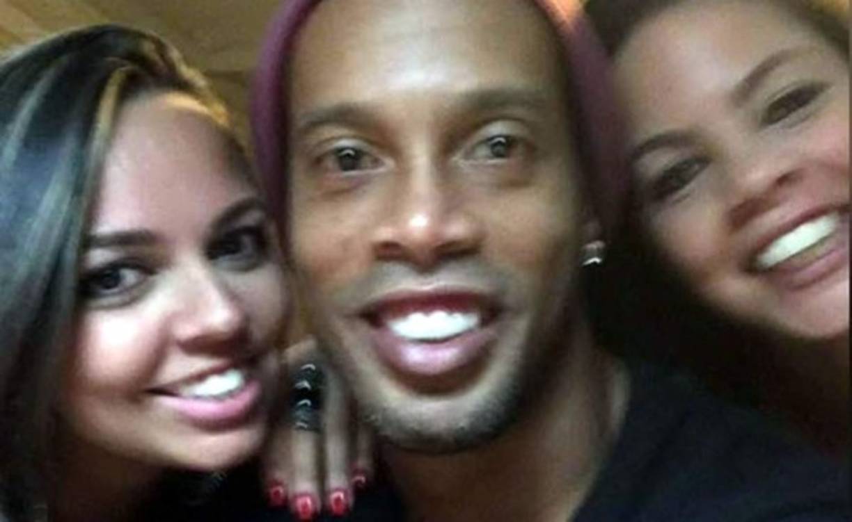 Las dos mujeres son Priscilla Coelho y Beatriz Sousa, a quienes ya les ha regalado sendos anillos de compromiso el pasado mes de enero.