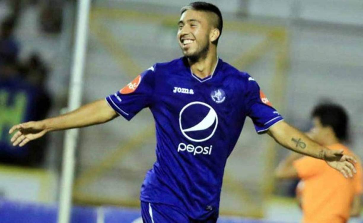Producto de sus grandes actuaciones, Santiago Vergara se comenzó a ganar el cariño y respeto de la afición del Motagua.