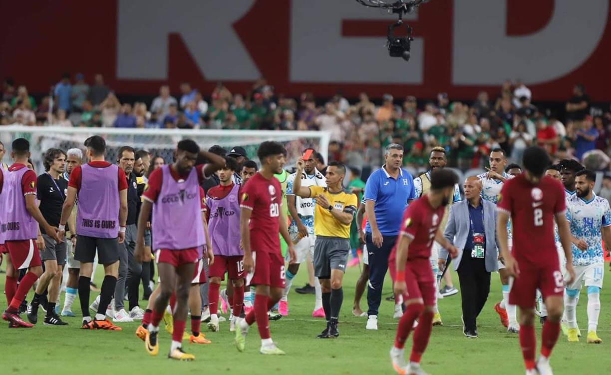 El árbitro estadounidense Armando Villarreal le mostró tarjeta roja a Román Rubilio Castillo tras el zafarrancho.