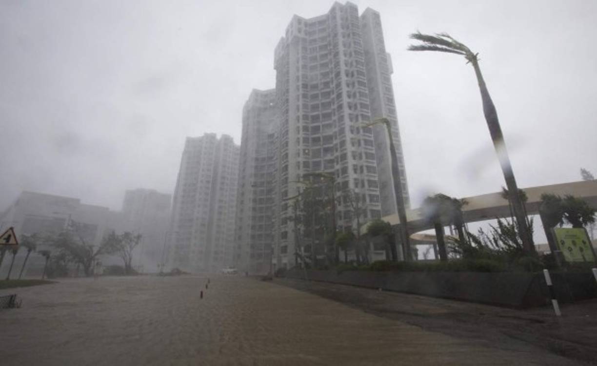 Aunque pasó a unos cientos de kilómetros al sur de la excolonia británica, el tifón sembró el caos en la ciudad, donde arrancó árboles, destrozó ventanas, dejó severas inundaciones e hizo tambalear los rascacielos de viviendas.