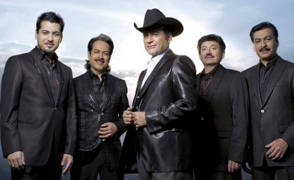 Originarios de Mocorito, Sinaloa, LOS TIGRES DEL NORTE, llegaron a Estados Unidos en la década de los 60, cuando tenían que presentarse en una localidad cercana a San José, California. Las condiciones migratorias eran menos estrictas que en la actualidad y lograron convencer al agente migratorio de que tenían el permiso de sus padres para ir a Estados Unidos. Entraron, pero pasarían años antes de que regularizaran su situación migratoria.