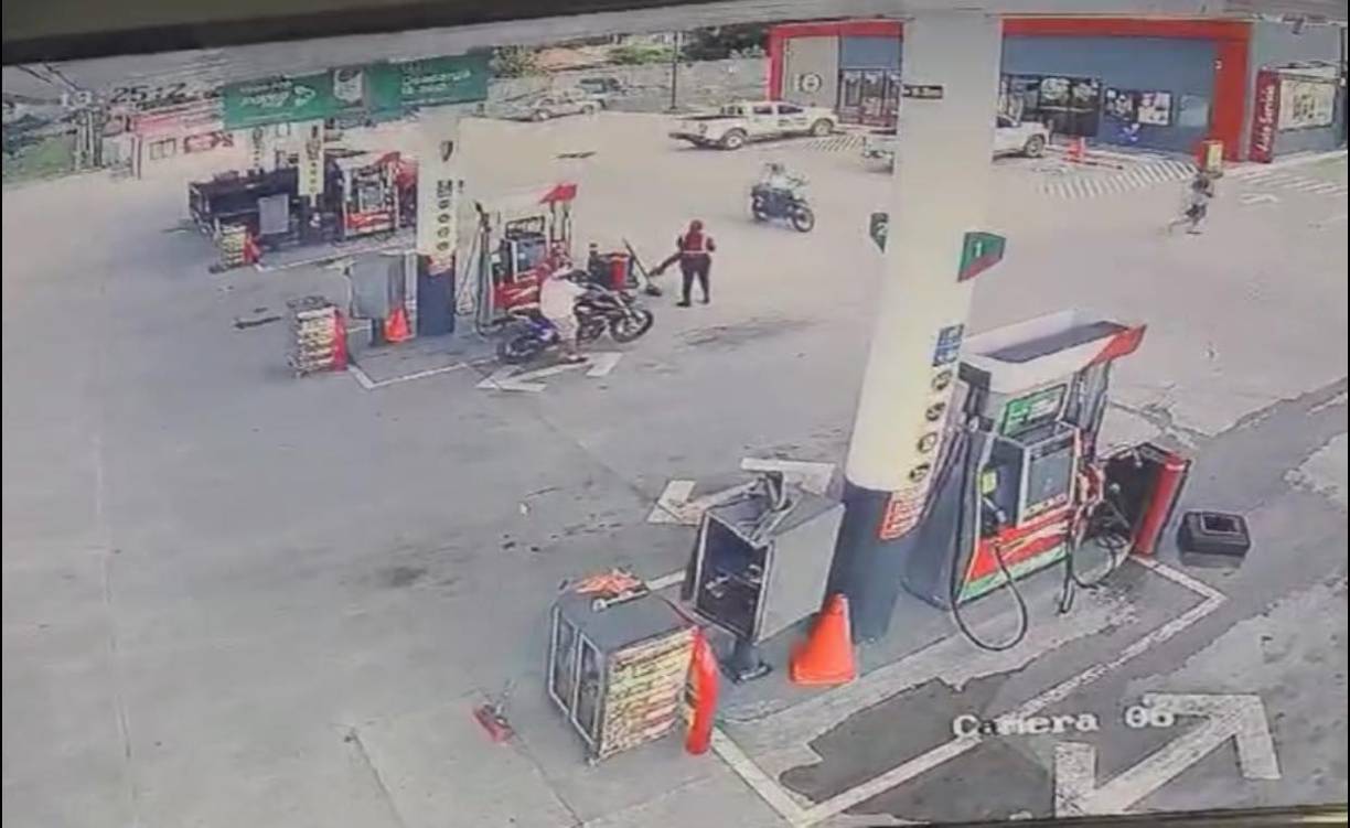Johny estaba cargando combustible a su motocicleta en una gasolinera de San Marcos. 