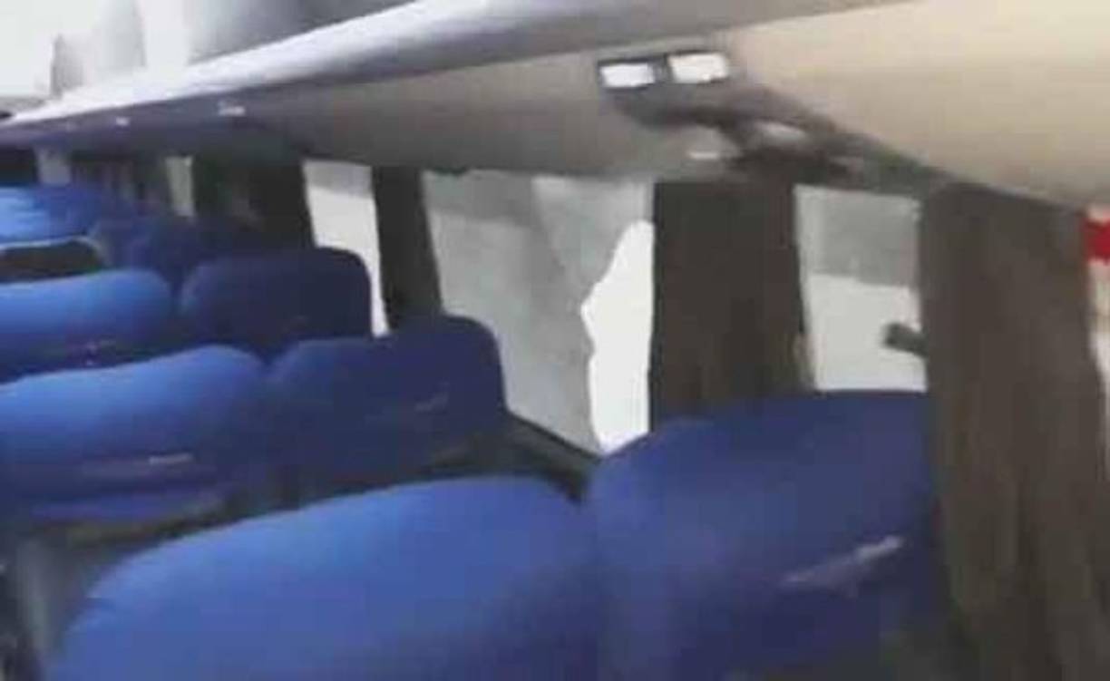 El defensor central Carlos Izquierdoz relató rápidamente a periodistas apostados en el ingreso del vestuario boquense en el Monumental que 'nos tiraron gas pimienta, palos, piedras. Entró de todo al micro'.