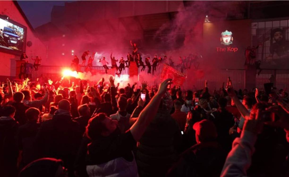 Los aficionados del Liverpool celebraron en las afueras de Anfield.