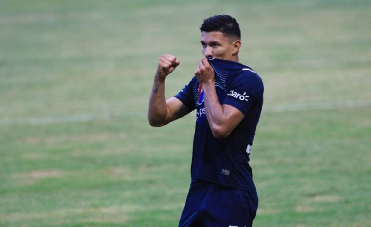 Kevin López sentenció la victoria del Motagua con un golazo. Festejó besando el escudo del Ciclón Azul.