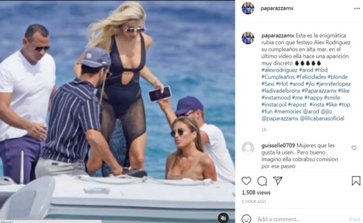 El domingo, se vio a A-Rod junto a un grupo de amigos mientras bajaban de una lancha. Alex ayudó a la guapa rubia a bajarse cuando llegaron al muelle.