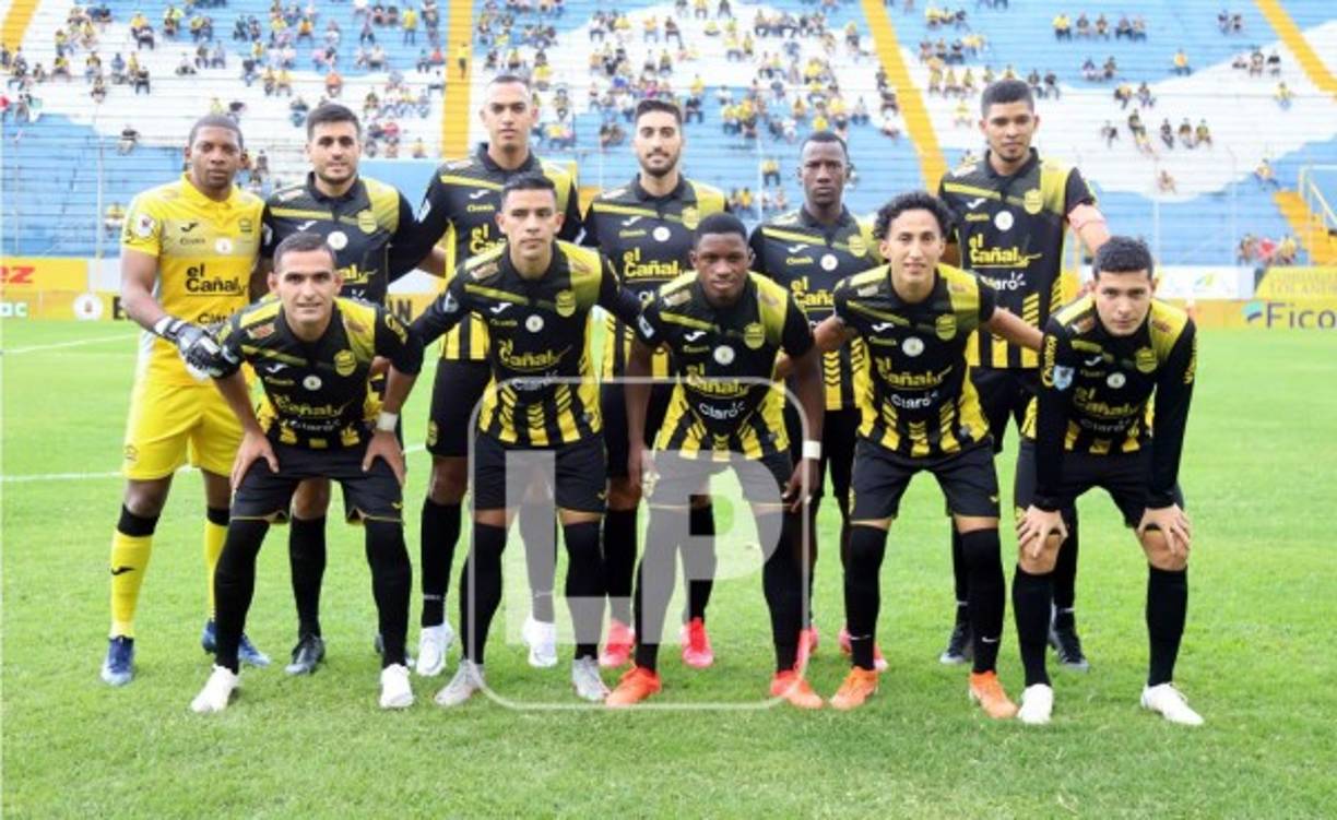 El 11 titular del Real España posando antes de enfrentar a la Real Sociedad.