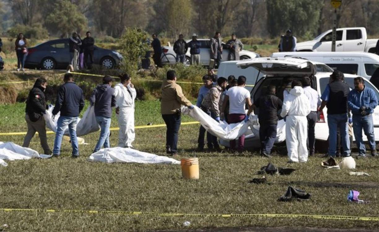 Los nervios de los familiares son cada vez más visibles mientras unos y otros gritan nombres y aportan descripciones vagas como 'hombre' o 'mujer', o aluden a prendas y complementos como 'reloj' o 'anillo' que ayuden a identificar a los muertos o heridos.