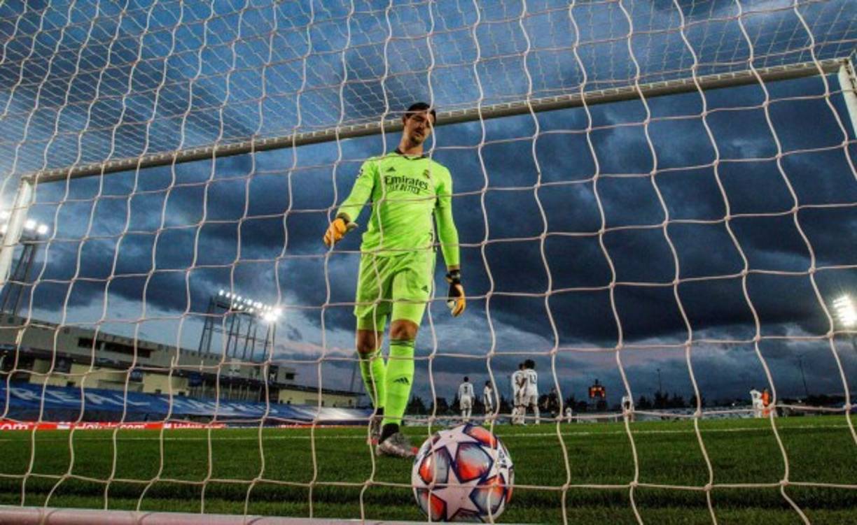 Thibaut Courtois tras encajar un gol frente al Shakhtar Donetsk.