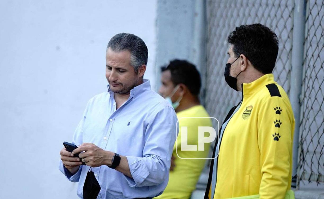 Héctor Vargas recibió la visita del presidente del Real España, Elías Burbara, en el Morazán.