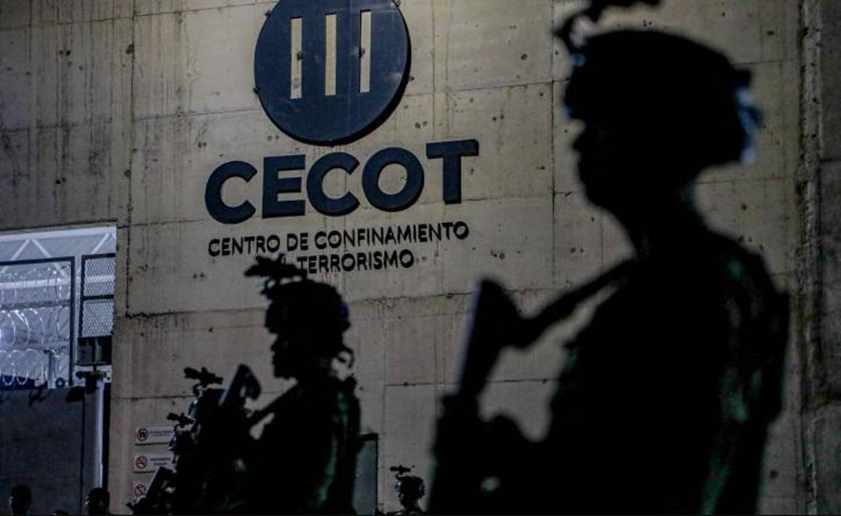 Existen dispositivos para bloquear las comunicaciones con el exterior. Los reos son vigilados por 250 policías y 600 militares.