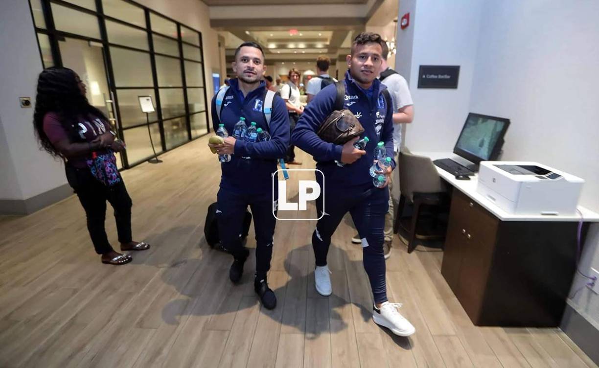 Omar Elvir y Germán Mejía, con las maletas cargadas de ilusión para el partido ante Argentina.