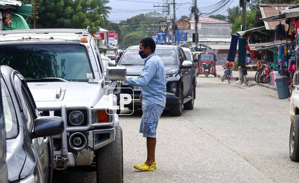 El exseleccionado hondureño se montó a su deteriorada Hummer año 2010 y se marchó a descansar unos minutos antes del entrenamiento.