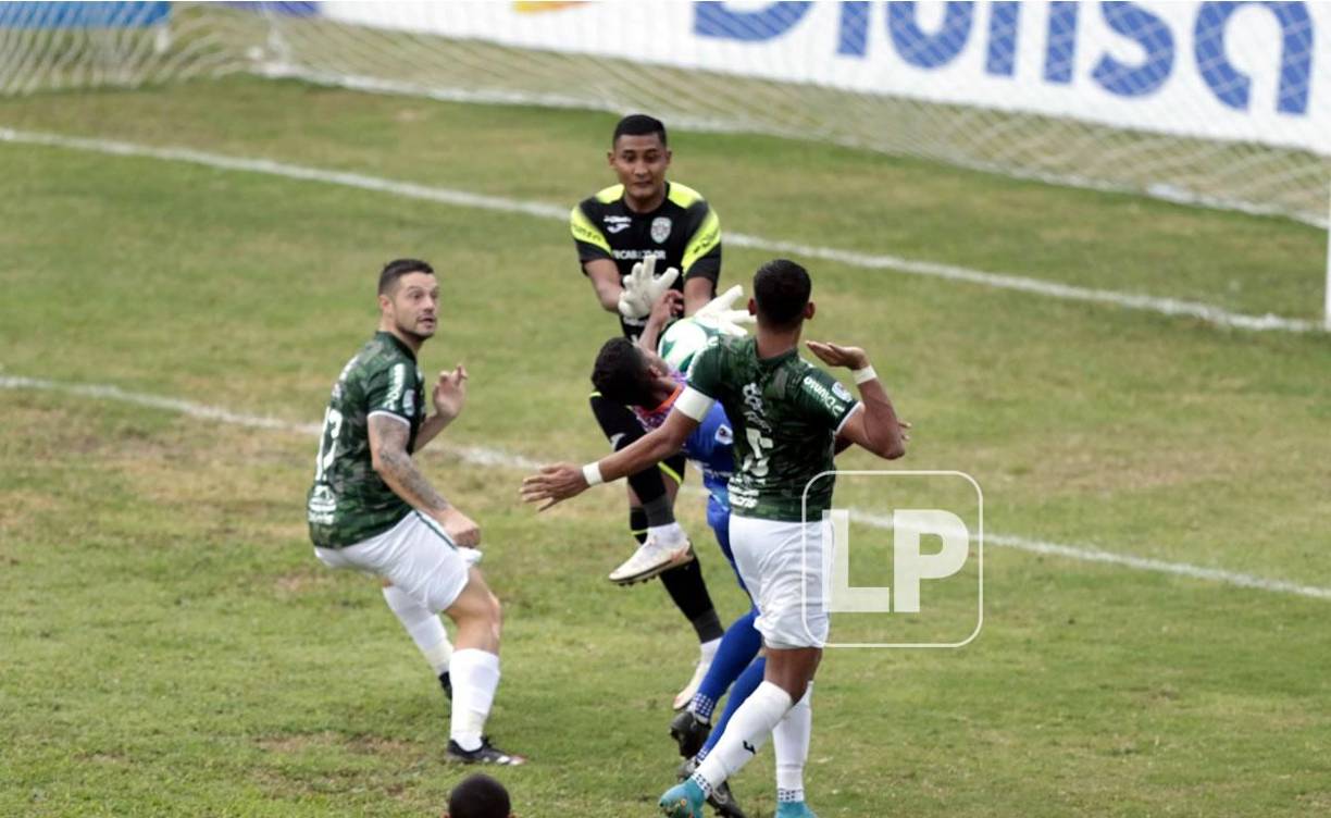 Samuel Elvir ganó el balón en la mala salida de Luis Ortiz y marcó el empate 1-1 ante el Marathón.
